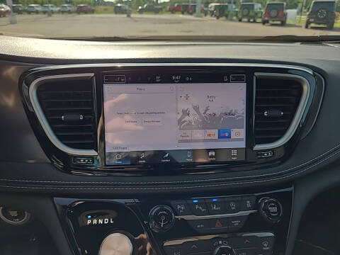 2025 Chrysler Pacifica Select