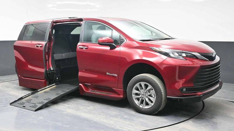 2025 Toyota Sienna XLE's photo