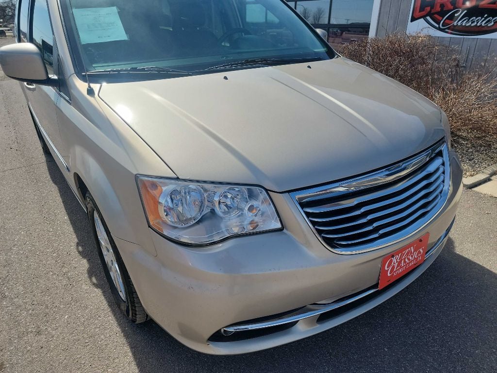2014 Chrysler Town and Country 4