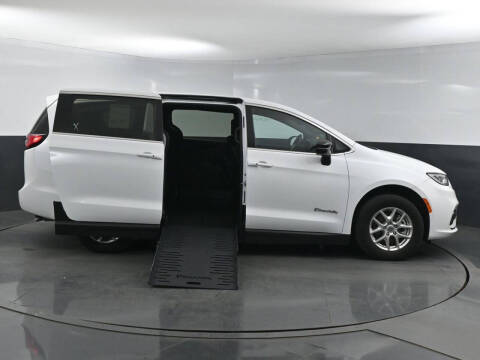 2024 Chrysler Pacifica Touring