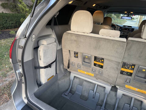 2013 Toyota Sienna LE 7-Passenger Auto Access Seat