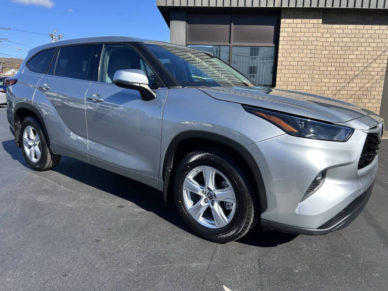 2022 Toyota Highlander LE's photo