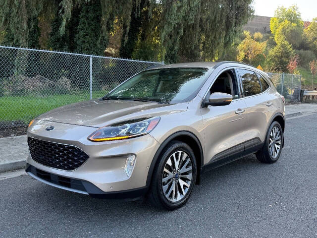 2020 Ford Escape Titanium's photo