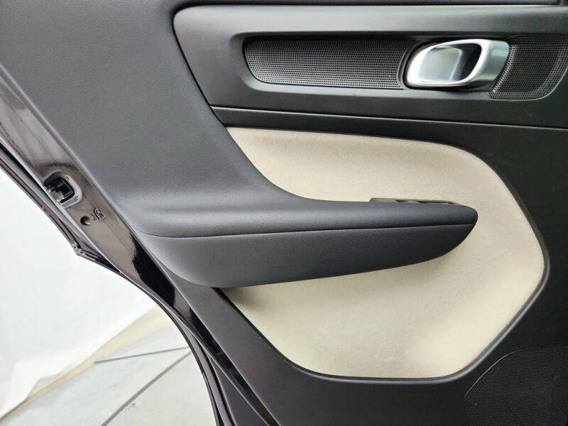 2023 Volvo XC40 B5 Plus Dark Theme
