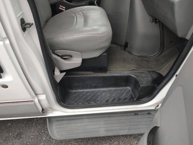 2005 Ford E-Series E-150 Chateau