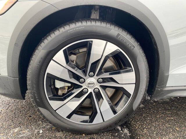 2025 Volvo V60 Cross Country B5 Plus