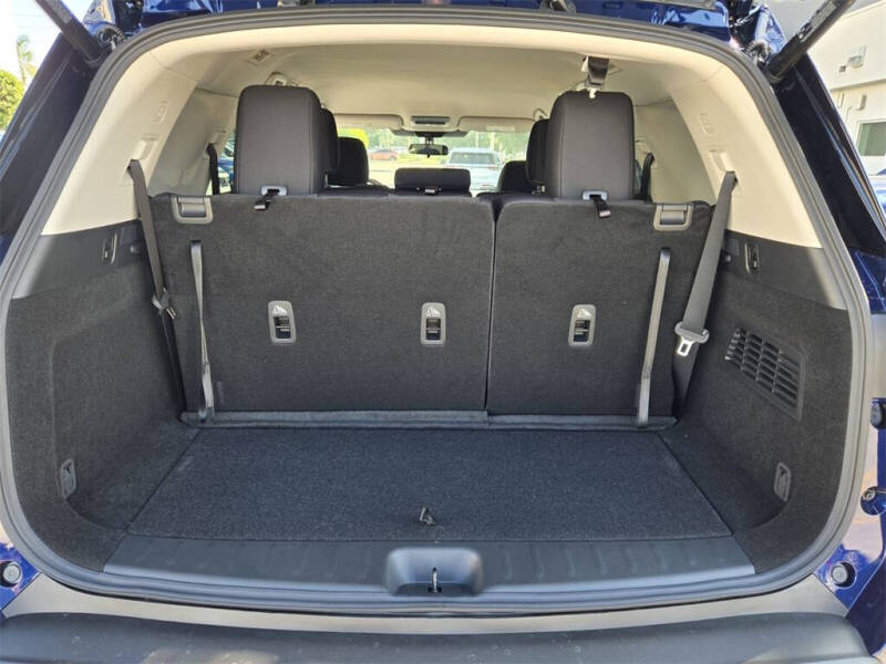 2025 Nissan Pathfinder SV