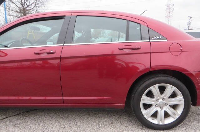 2013 Chrysler 200 Touring photo 29