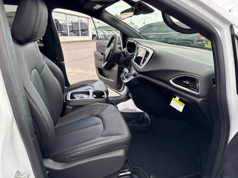 2026 Chrysler Voyager LX