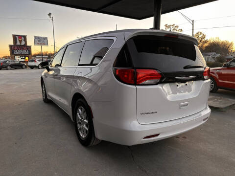 2022 Chrysler Voyager LX