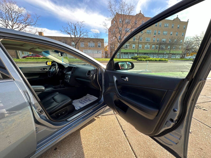 2010 Nissan Maxima SV photo 18