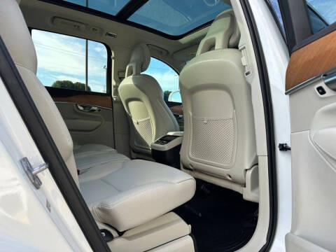 2022 Volvo XC90 T6 Momentum 7-Passenger