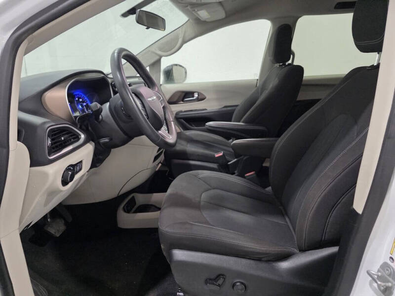 2022 Chrysler Voyager LX