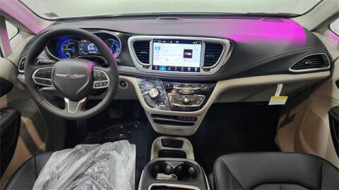 2024 Chrysler Pacifica Plug-In Hybrid Select