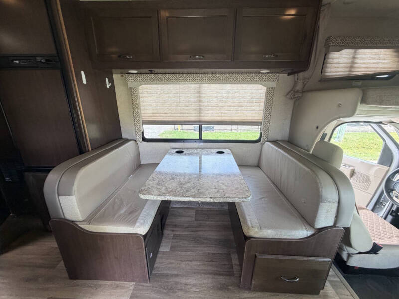 2017 Thor Motor Coach Freedom Elite