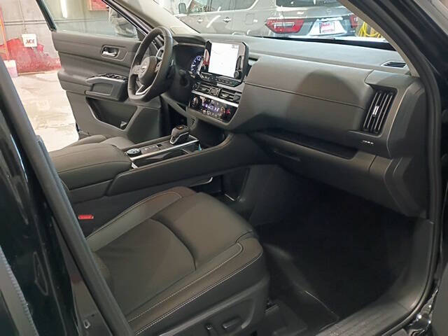 2025 Nissan Pathfinder SL