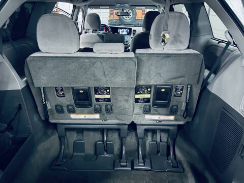 2017 Toyota Sienna LE 7-Passenger Auto Access Seat