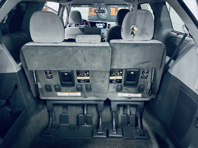 2017 Toyota Sienna LE 7-Passenger Auto Access Seat