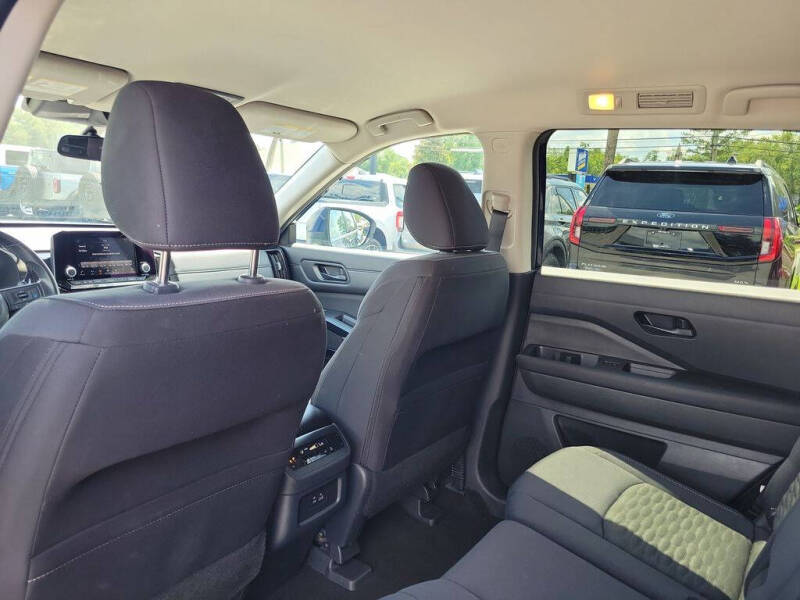 2025 Nissan Pathfinder SV