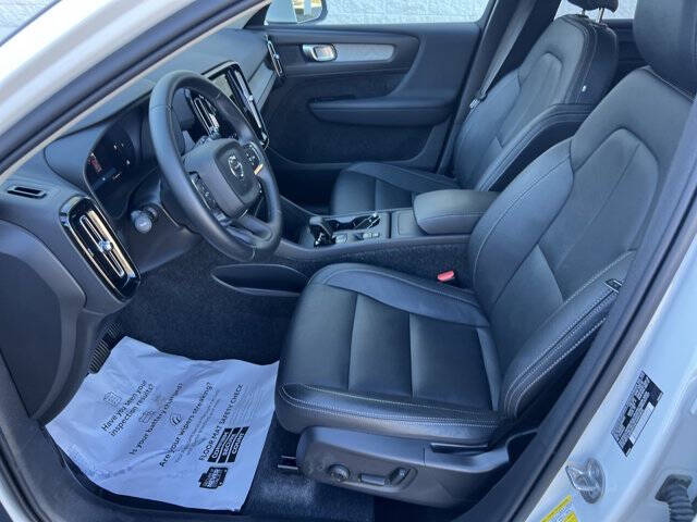 2025 Volvo XC40 B5 Core Bright Theme