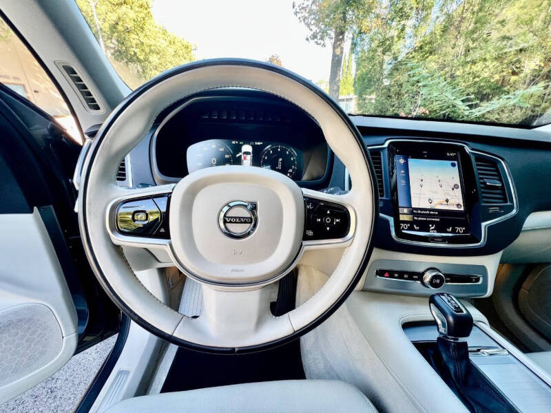 2016 Volvo XC90 T6 Momentum