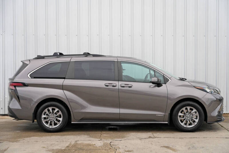 2021 Toyota Sienna LE 8-Passenger