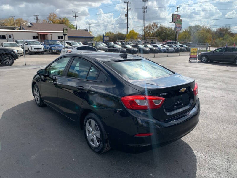 2017 Chevrolet Cruze LS photo 5