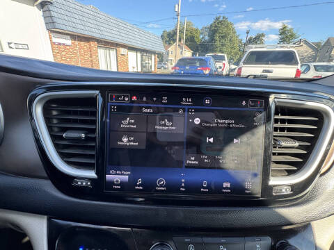 2022 Chrysler Voyager LX