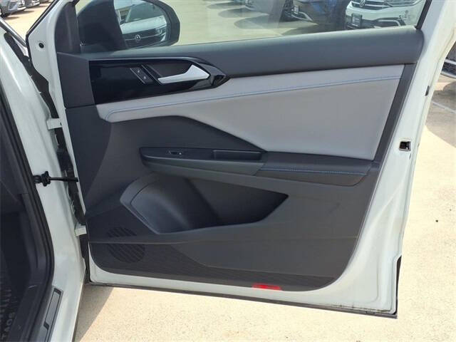 2024 Volkswagen Taos SE Black