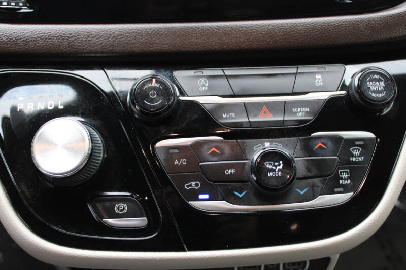 2021 Chrysler Voyager LX
