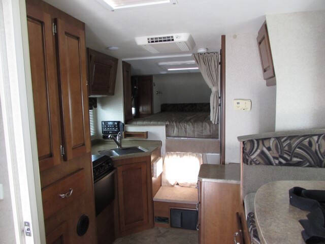 2013 Lance 1050S