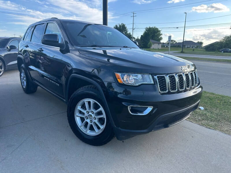 Used 2018 Jeep Grand Cherokee Laredo E with VIN 1C4RJFAG8JC296789 for sale in Oak Creek, WI