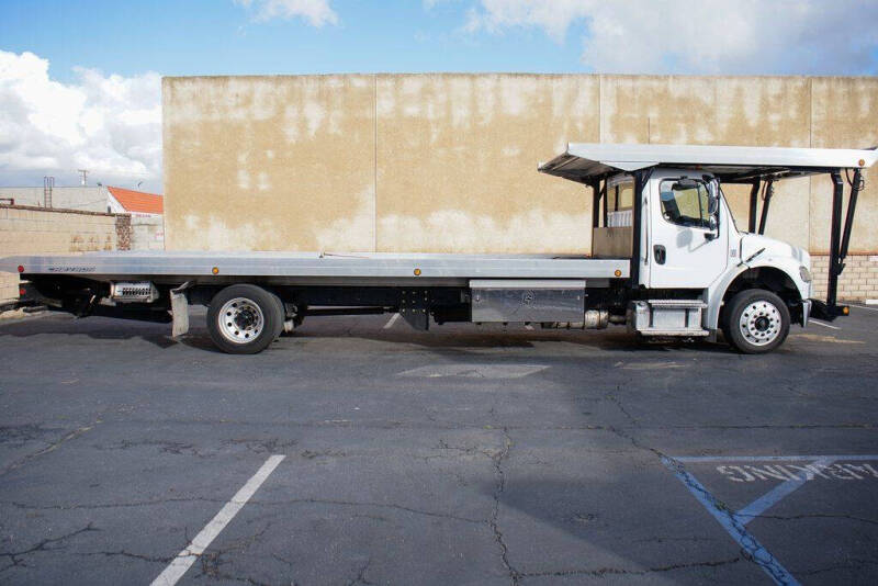2023 Freightliner M2 106