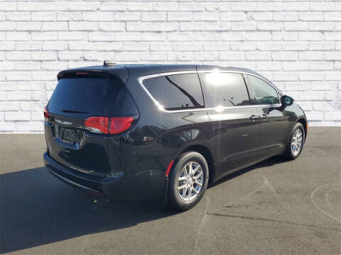 2025 Chrysler Voyager LX