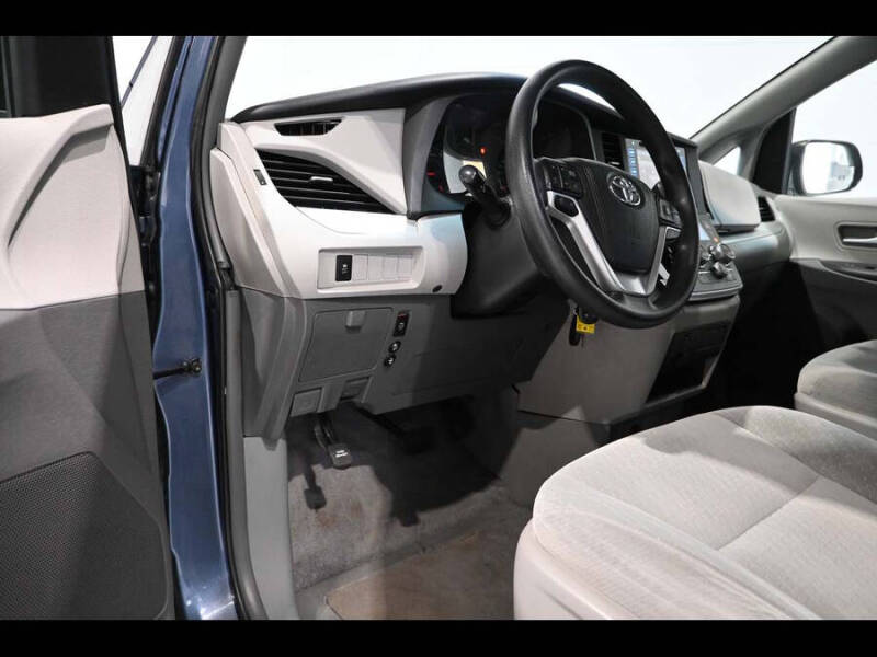 2016 Toyota Sienna LE Mobility 7-Passenger
