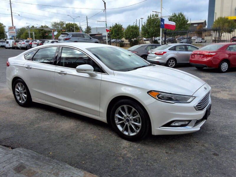 2017 Ford Fusion SE photo 2