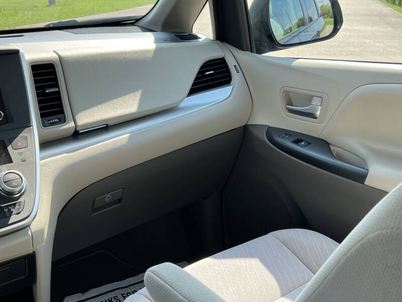 2020 Toyota Sienna LE 7-Passenger