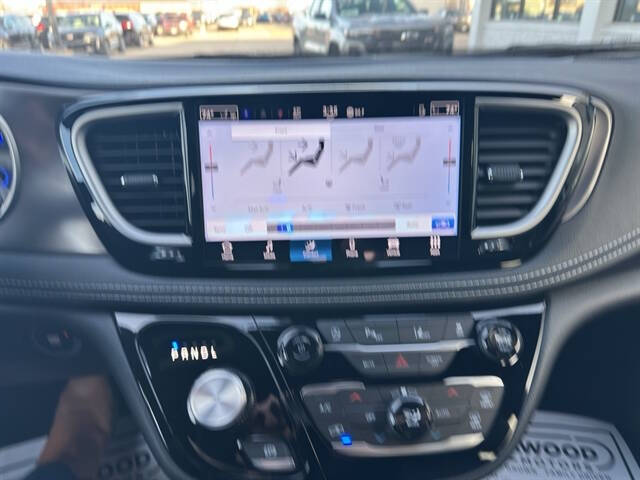 2026 Chrysler Pacifica Select