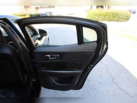 2022 Volvo S60 B5 Momentum