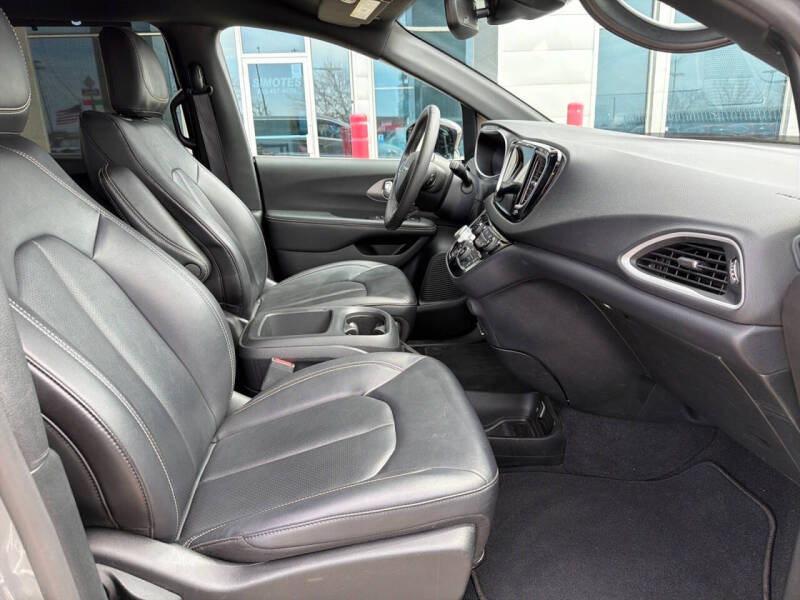 2025 Chrysler Pacifica Select