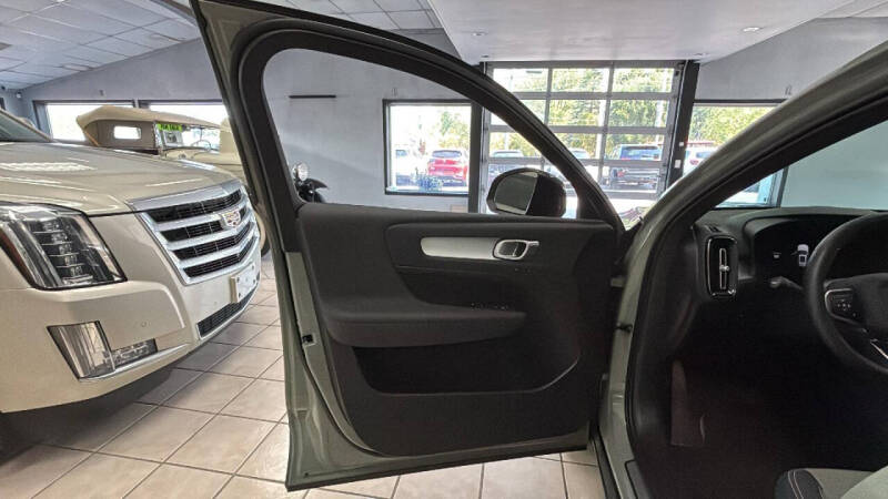 2024 Volvo XC40 B5 Core Dark Theme