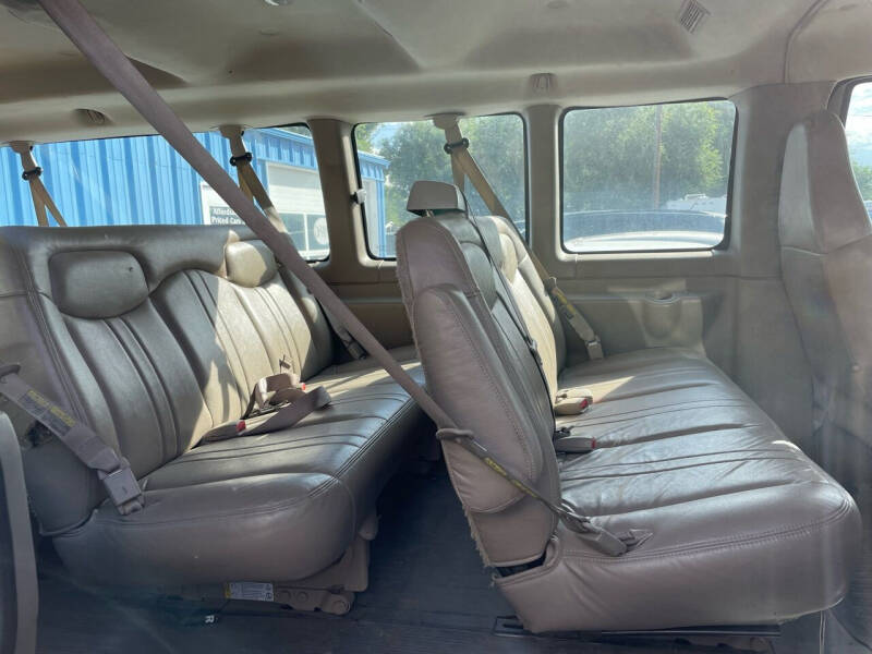 2004 Chevrolet Express Cargo Base photo 8