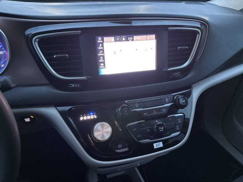 2024 Chrysler Voyager LX