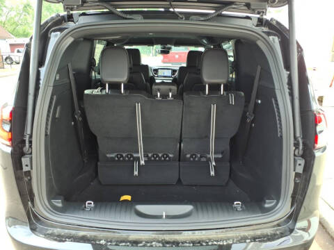 2027 Chrysler Pacifica Select