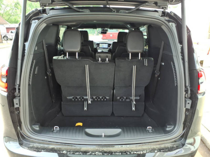2027 Chrysler Pacifica Select