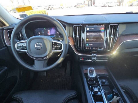 2024 Volvo XC60 B5 Ultimate Dark Theme