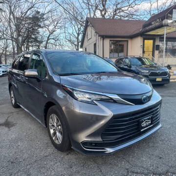 2022 Toyota Sienna LE 8-Passenger
