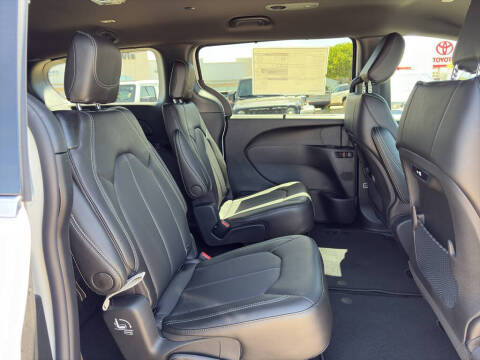2027 Chrysler Pacifica Select