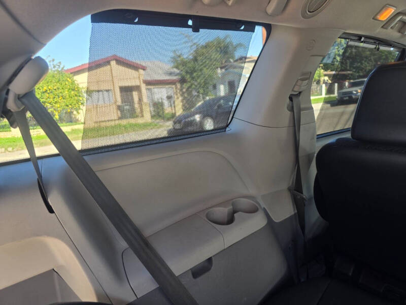 2013 Toyota Sienna SE 8-Passenger