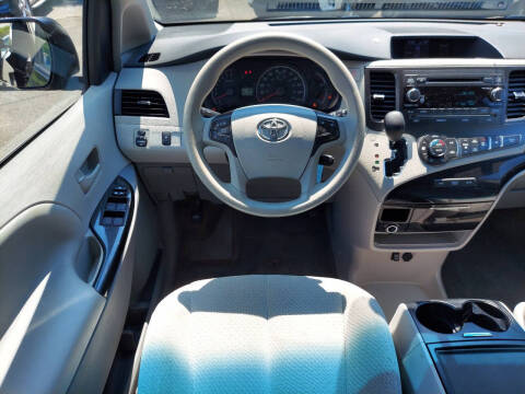 2014 Toyota Sienna LE 7-Passenger Auto Access Seat